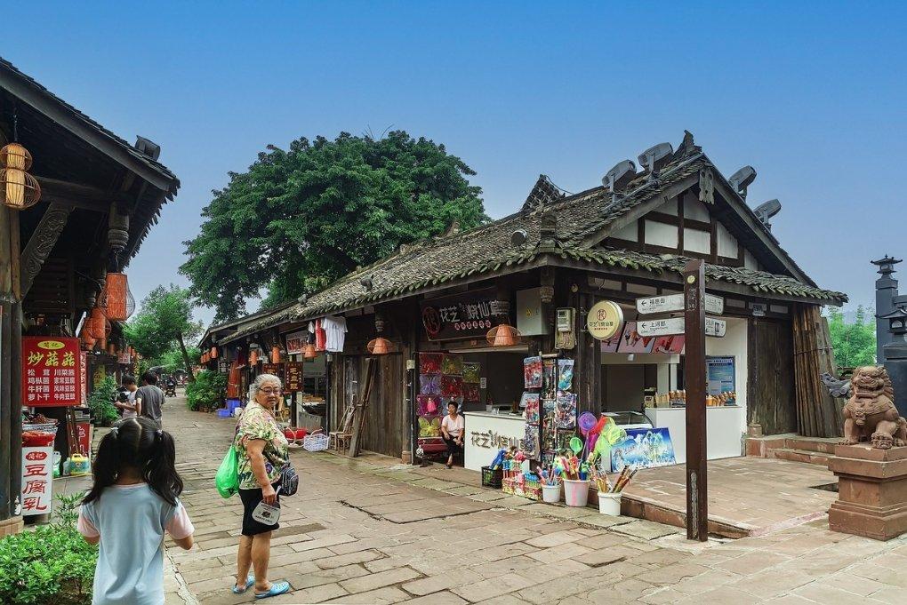 王俊凯大衣鬼怪感，夜色下身着大衣的矜贵公子，有鬼怪内味儿了